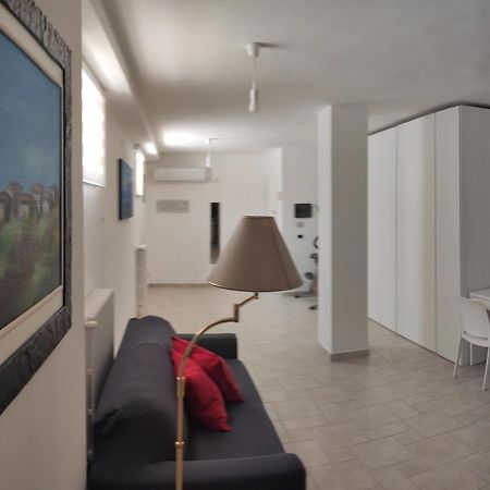 Seagull Apartments - Front And Sea View & Airport בארי מראה חיצוני תמונה