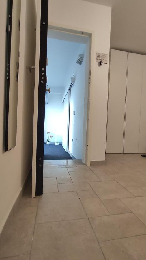 Seagull Apartments - Front And Sea View & Airport בארי מראה חיצוני תמונה